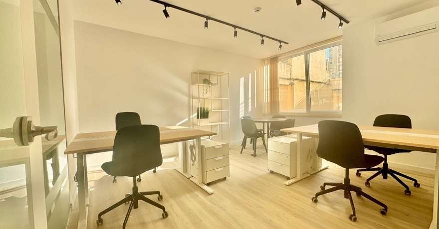 Escritório privado open space da Kokoom no Campo Grande, com secretárias, cadeiras e luz natural